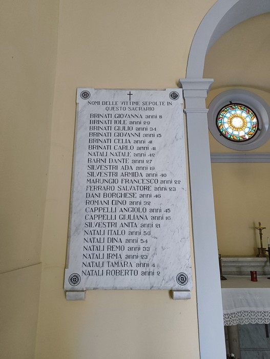 Sacrario delle vittime dell'eccidio del Padule di Fucecchio, con un elenco commemorativo delle vittime.