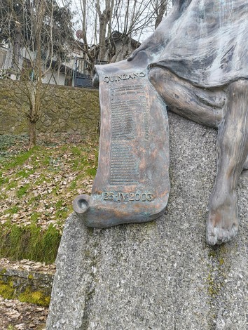 Monumento ai caduti di Quinzano, in pietra con incisioni commemorative e una base di supporto.