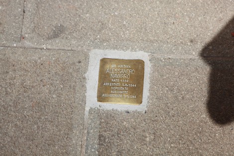 Pietra d'inciampo dedicata a Alessandro Navarro, simbolo della memoria storica e dell'olocausto.