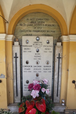 Sacrario dei combattenti della libertà, commemorazione dedicata a eroi caduti con iscrizioni su pietra.