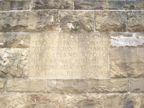 Cimitero Militare Commonwealth, luogo di riposo per soldati e marinai, simbolo di onore e memoria.