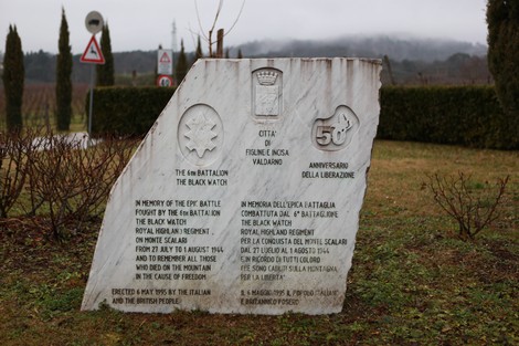 Lapide commemorativa dedicata ai caduti del 6° Battaglione "Black Watch" nella città di Valdarno, simbolo di libertà.