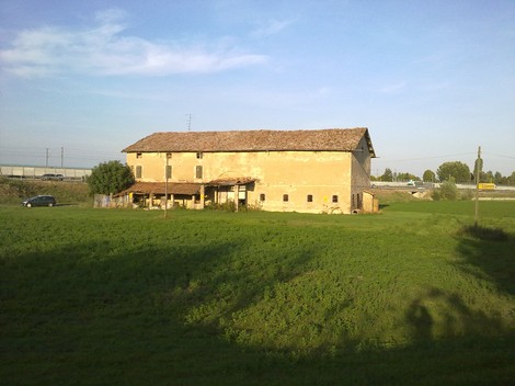 Monumento per la famiglia Manfredi: edificio storico in una cornice di verde, con tetto in legno e muri in pietra.