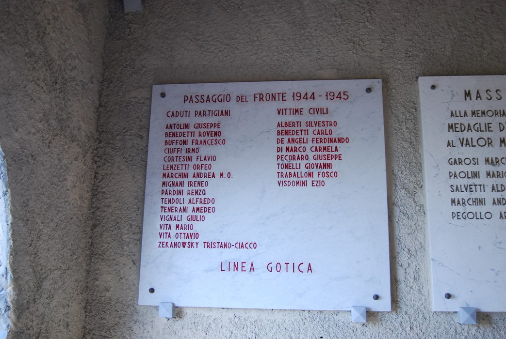 Sacrario di Tecchia, memoriale ai caduti della Linea Gotica, commemorando vittime della guerra 1944-1945.