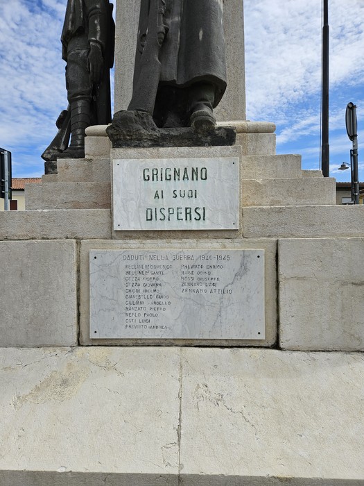 Monumento ai Caduti di Grignano Polesine, dedicato ai dispersi durante la guerra. Statua commemorativa con iscrizione.
