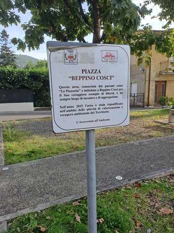 Monumento a Cosci: area verde dedicata a Beppino Cosci, un luogo di incontro e aggregazione nella comunità.