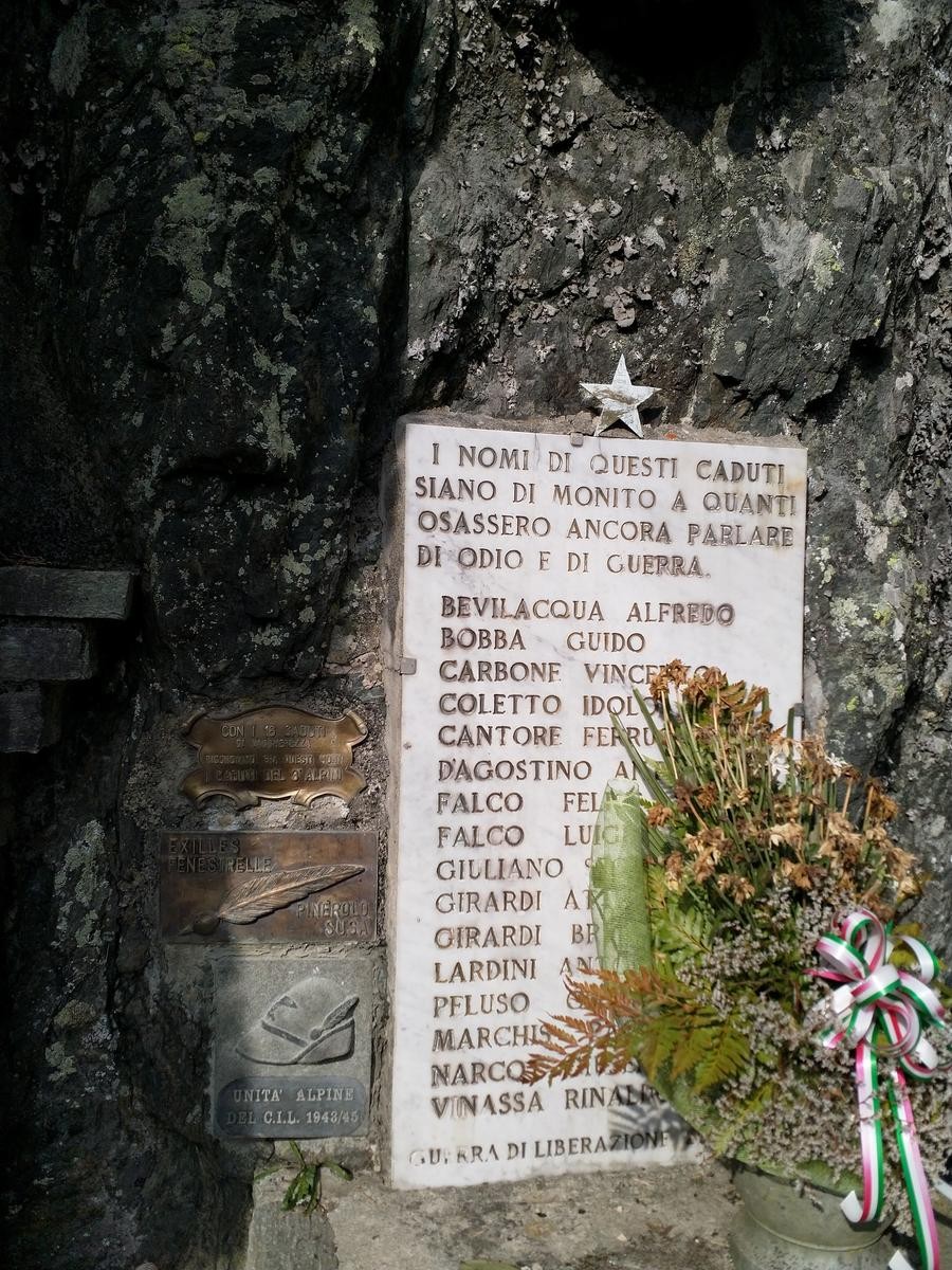 Sacrario dei martiri di Vaccherezza, commemorazione dei caduti con monumento e decorazioni floreali.