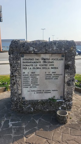 Monumento ai Martiri di Taboga, commemorazione di eroi locali con iscrizioni su pietra ben visibili.