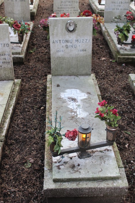 Tombe perpetue dei caduti per la Libertà, con fiori e luci memoriali.