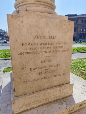 Cippo commemorativo dedicato ai caduti per la difesa di Roma, con iscrizioni storiche su diverse unità militari.