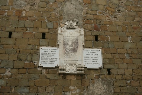 Lapidi commemorative in onore dei caduti di guerra, rispettando la memoria e il sacrificio dei soldati.