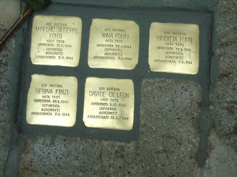 Pietre d'inciampo commemorative per ospiti della Casa Israelitica di riposo, ricordando vittime del nazismo.