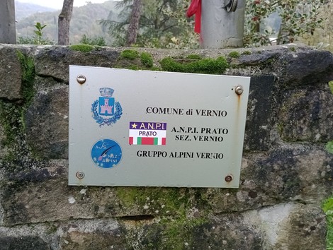 Placca commemorativa del Monumento alla Resistenza, situato nel comune di Vernio, con simboli e informazioni locali.