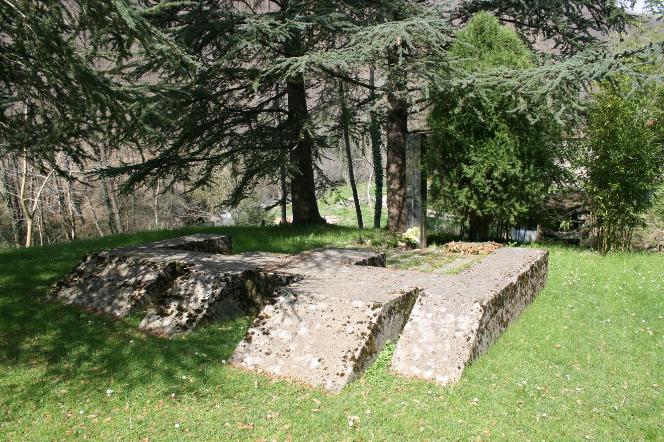 Resti del Monumento a Borri, immersi nel verde, tra alberi e natura. Un richiamo alla memoria storica della zona.