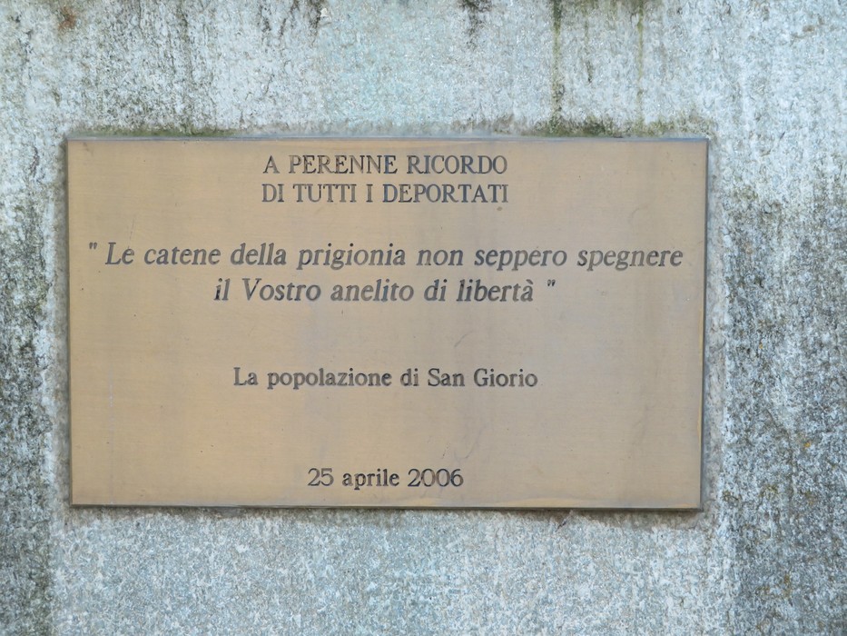 Il Monumento del Parco della Rimembranza in onore dei deportati, simbolo di resilienza e memoria.