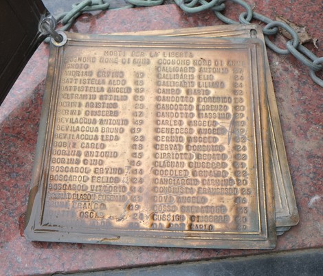 Targa commemorativa che rende omaggio ai partigiani caduti per la libertà.