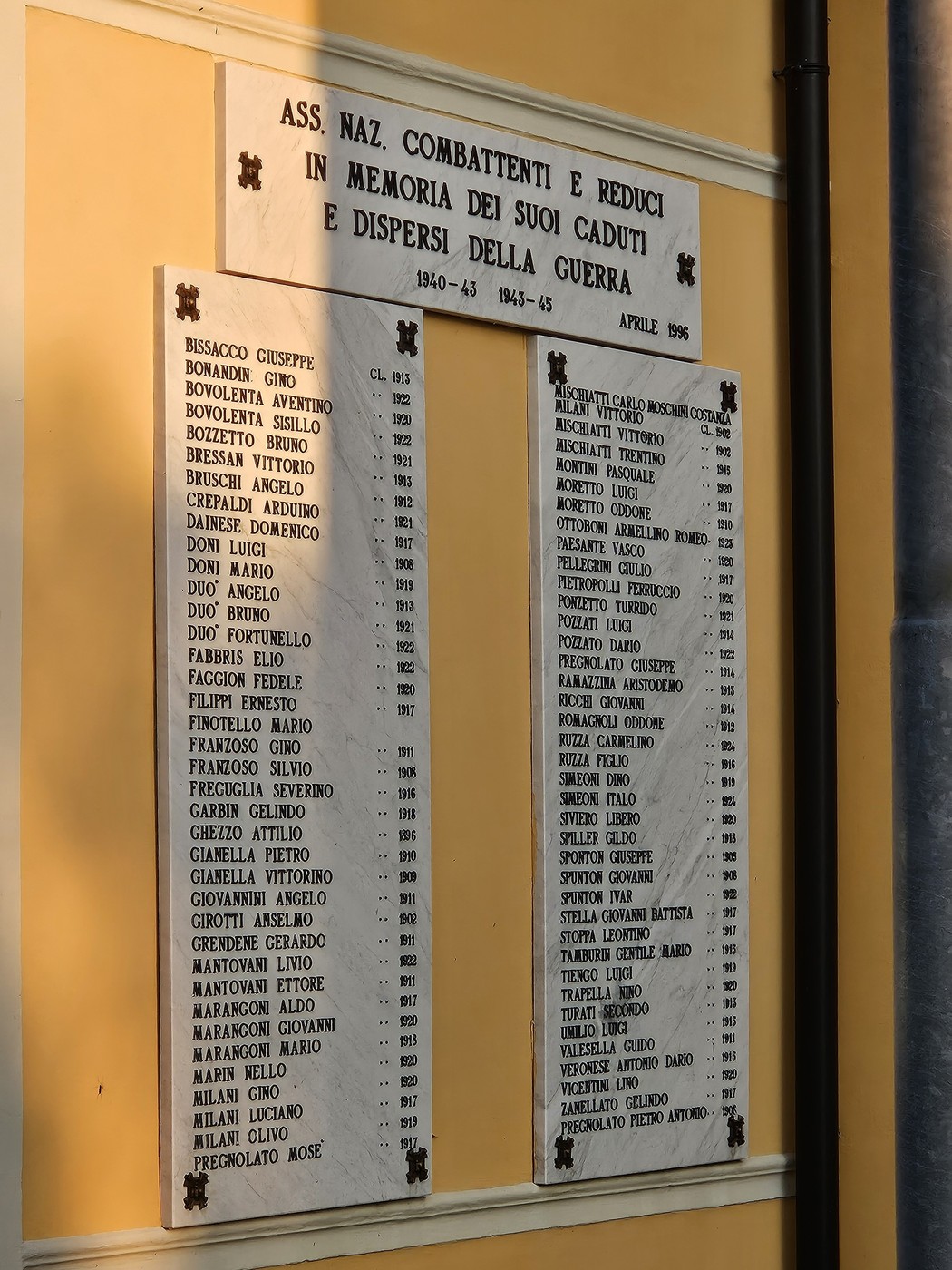 Lapidi commemorative dedicata ai caduti e dispersi della guerra 1940-45, con nomi incisi su pietra.