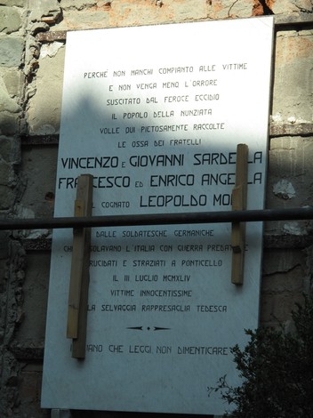 Lapide commemorativa ai Martiri di Ponticello, in memoria delle vittime della guerra.