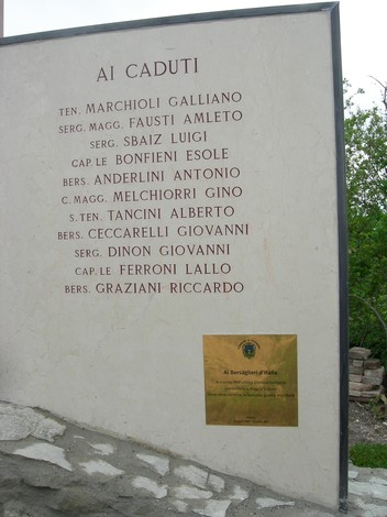 Monumento ai bersaglieri caduti a Poggio Scanno, commemorazione storica in un contesto naturale.