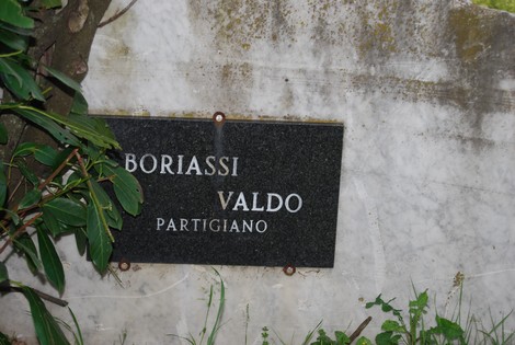 Targa commemorativa dedicata a Valdo Boriassi, partigiano, immersa nel verde del Parco della Resistenza di Caniparola.