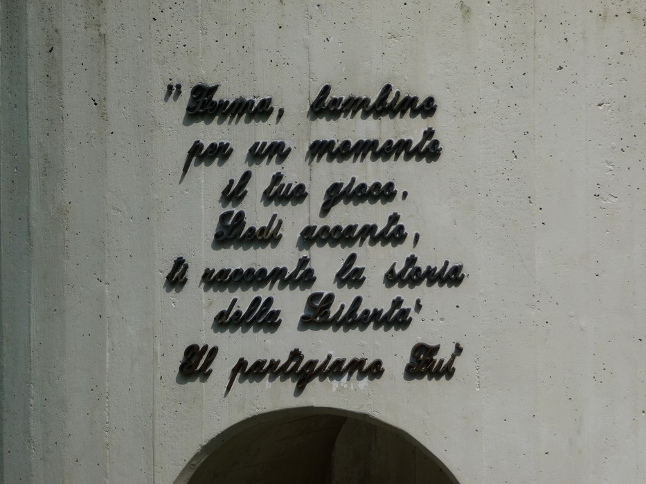 Monumento a Rampinelli, un'opera commemorativa immersa nel verde, che riflette il valore della memoria.