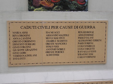 Monumento ai caduti, dedicato alle vittime civili delle guerre, in memoria dei nomi riportati sulla targa.
