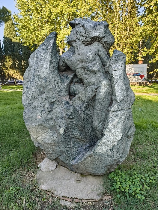 Monumento al deportato, scultura commemorativa che onora le vittime della deportazione.