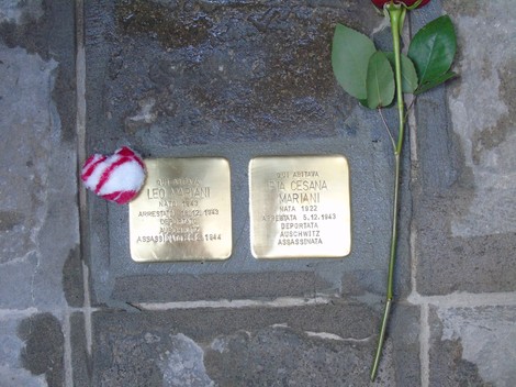 Pietre d'inciampo dedicate a Leo Mariani e Cesana Mariani, memoriale a ricordo delle vittime della persecuzione.