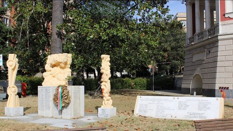 Monumento ai caduti di Cornigliano, con sculture e targhe commemorative in un'area verde.