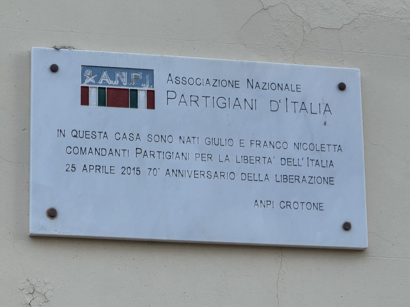 Lapide commemorativa dedicata a Giulio e Franco Nicoletta, partigiani per la libertà d'Italia.