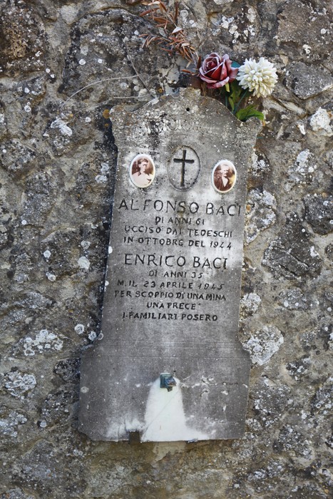 Antichi sepolcri nel cimitero di San Martino, testimonianza di storie e memorie del passato.