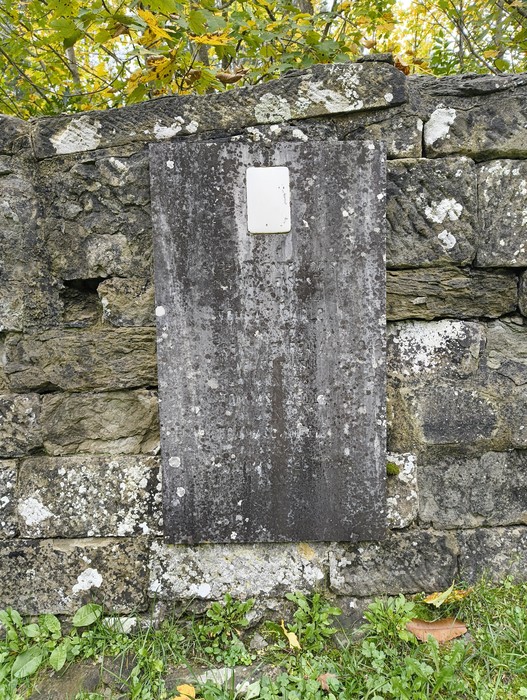 Sepolcri commemorativi delle vittime dell'eccidio di Vallucciole, immortalati nella quiete della natura.