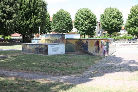 Murali colorati nel parco della Liberazione, circondati da alberi e spazio verde. Atmosfera di arte e cultura all'aperto.