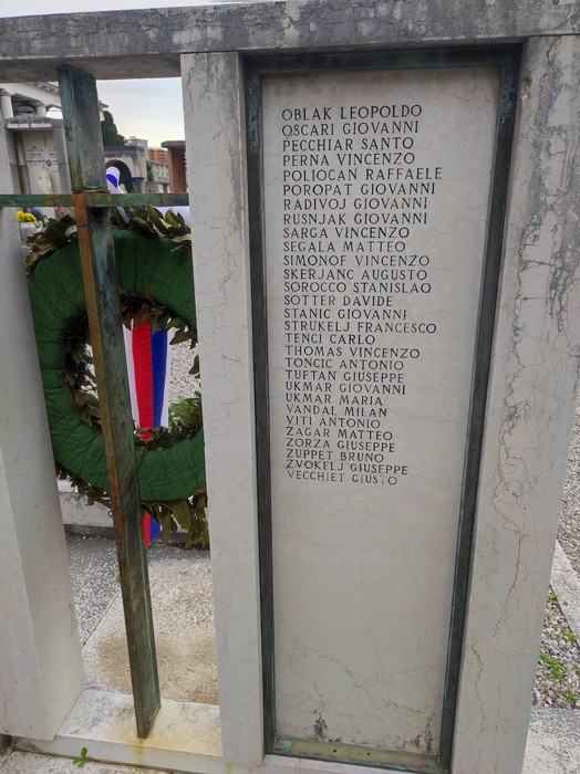 Sacrario dei caduti per la Libertà, commemorazione con nomi di eroi e una corona d'alloro.