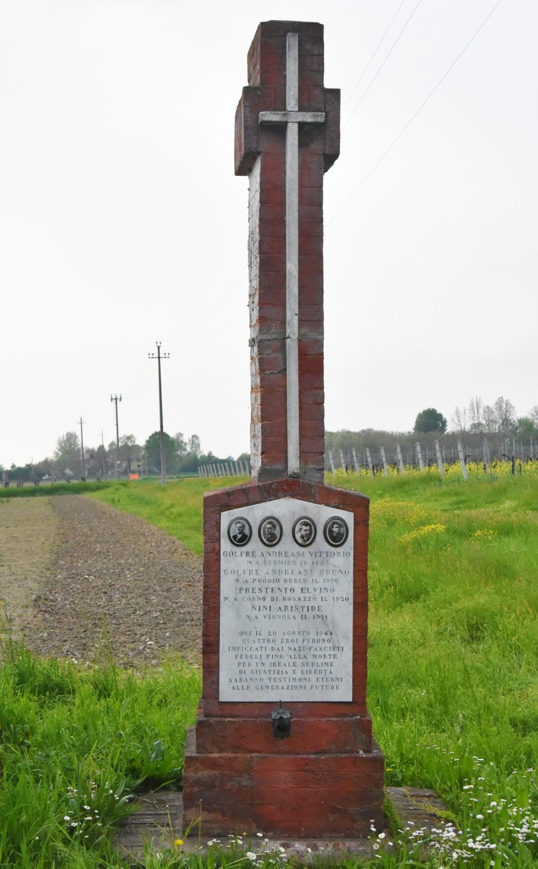 Croce commemorativa in un campo, dedicata a nativi locali e ai loro ricordi storici.