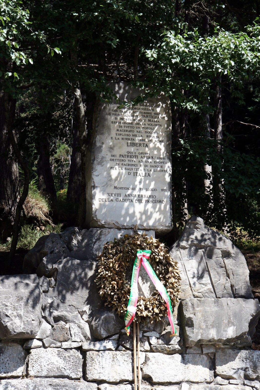 Monumento ai Patrioti Apuani, dedicato alla memoria e alla libertà, immerso nel verde.