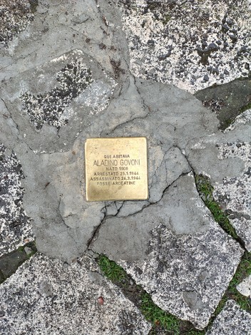 Pietra d'inciampo dedicata ad Aladino Govoni, uomo vittima della persecuzione durante la Seconda Guerra Mondiale.