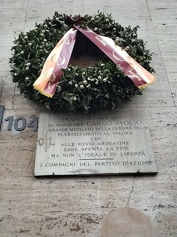 Lapide in memoria di Carlo Avolio, con una corona d'alloro, dedicata al suo sacrificio per la libertà.