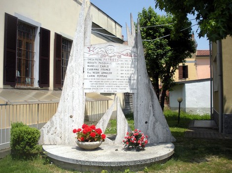 Monumento ai caduti per la libertà di Portalbera, in memoria dei patrioti locali. Fiori ornamentali nel basamento.