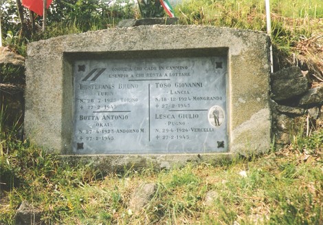 Monumento commemorativo ai caduti Destefanis, Toso, Botta e Lesca, situato in un contesto naturale.