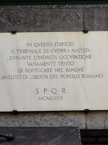 Lapide commemorativa del tribunale di guerra nazista, situata in un edificio storico.