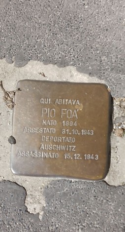 Pietra d'inciampo dedicata a Pio Foà, commemorando la sua deportazione e tragica fine.