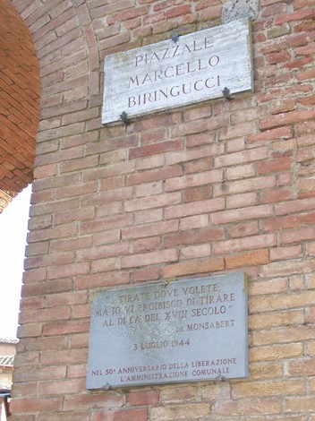 Lapide commemorativa dedicata a De Monsabert in Piazza Marcello Biringucci.