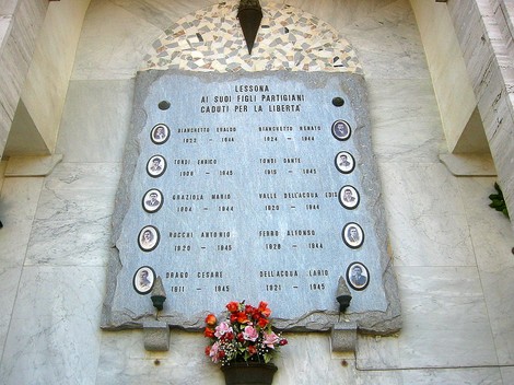 Lapide commemorativa dedicata ai caduti partigiani per la libertà nella città di Lesina.