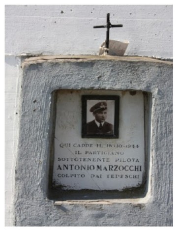 Cippo commemorativo dedicato a Antonio Marzocchi, con foto e iscrizione in onore del pilota partigiano.