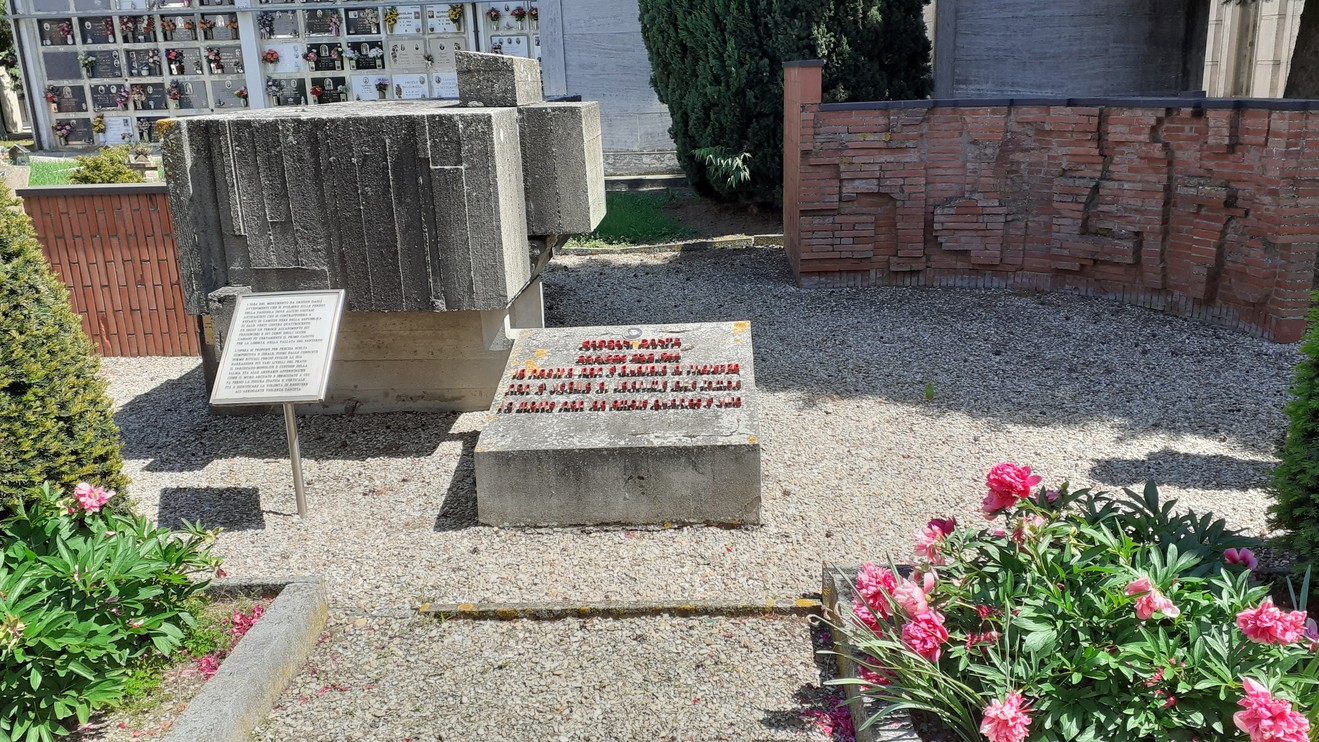 Sepolcro di Cassani, un luogo di riposo e memoria con elementi architettonici contemporanei e fiori colorati.