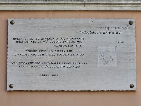 Lapide commemorativa dedicata alle vittime dell'Olocausto, con simbolo della Stella di David.