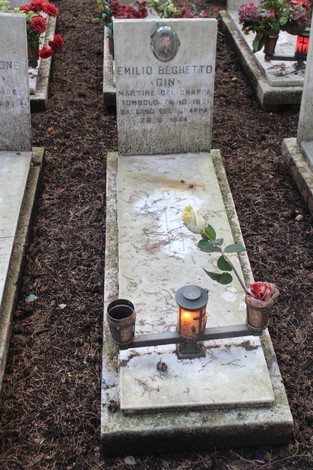 Tombe perpetue dedicate ai caduti per la Libertà, con omaggi floreali e lumini.