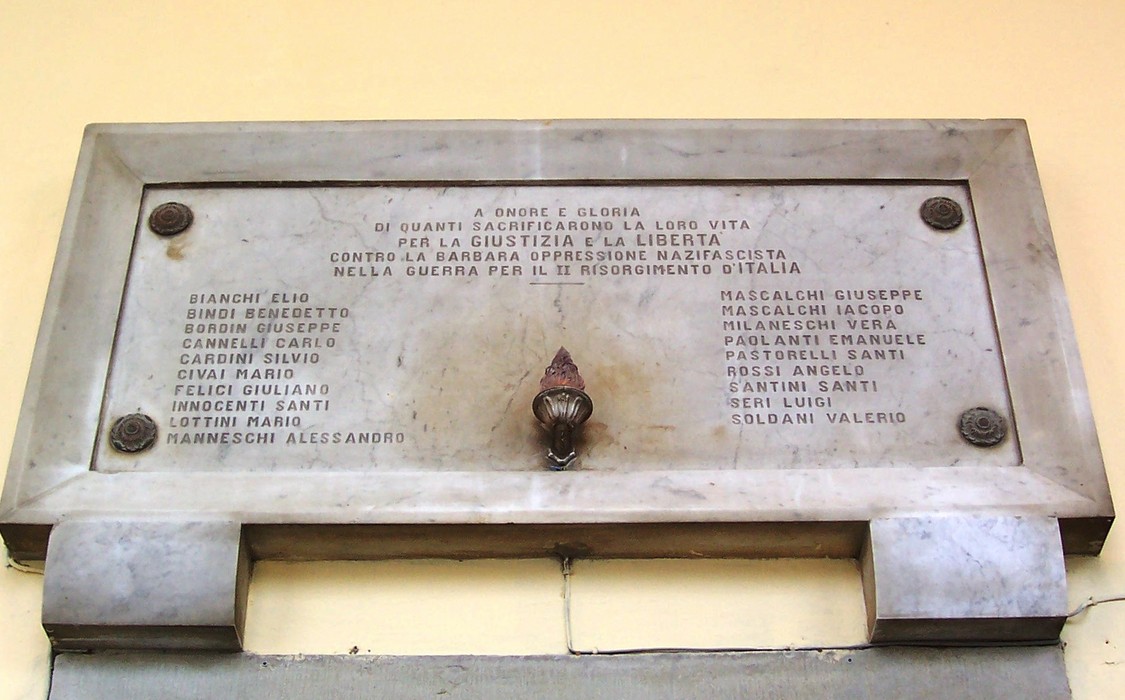 Lapide commemorativa dedicata ai caduti per la libertà e contro l'oppressione nazifascista.