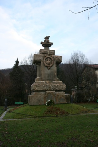 Monumento ai caduti di Montepiano, un omaggio commemorativo immerso nel verde, simbolo di memoria e onore.